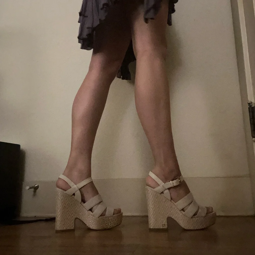 Liora Platform Sandals - Picture 3 of 8